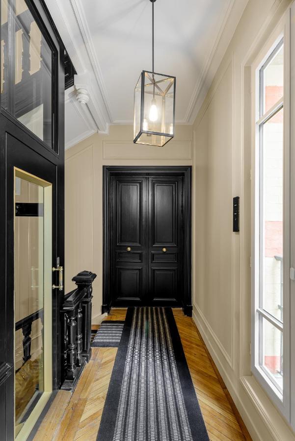 Black Door パリ エクステリア 写真